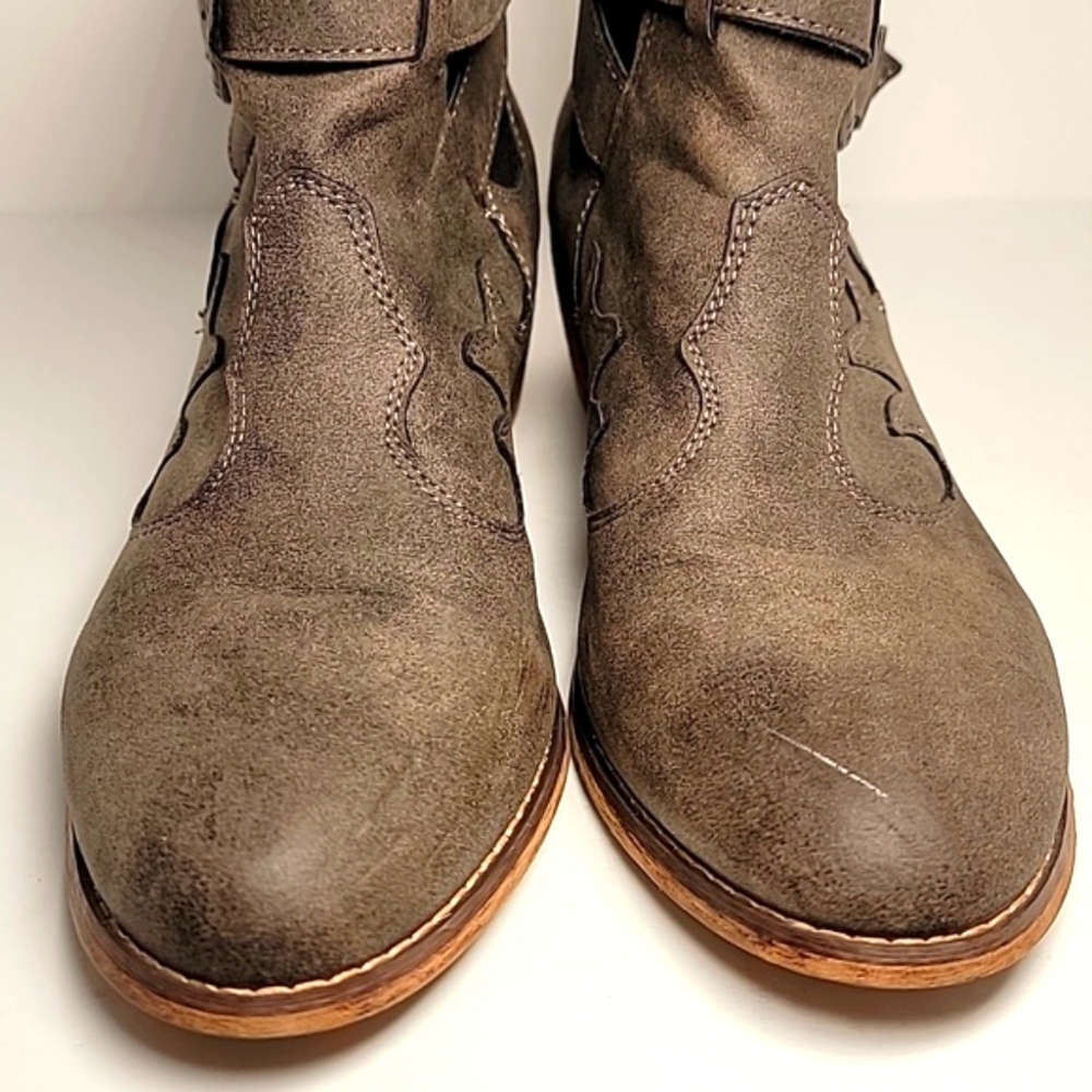 Olivia Miller Bootie Ankle Boot Faux Leather Pull-On Stacked Heel Buckle 8.5 - Picture 9 of 14